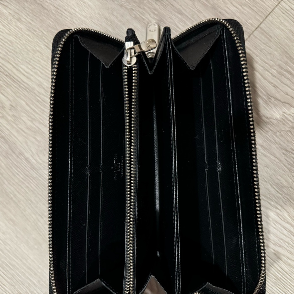 24 hour sale! Only $575 Beautiful Louis Vuitton Zippy Wallet - Picture 6 of 10